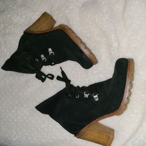 UGG S. 7 Black Suede Leather Lace Up Tan Rubber Heeled Ankle Booties